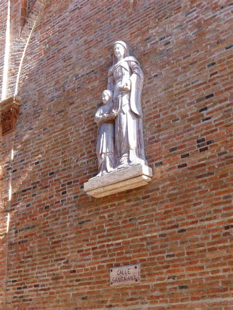 Sculpture De St Anna Sur La Fa Ade De La Nouvelle Cath Drale Cuenca