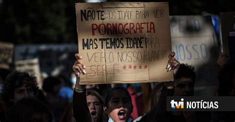 Jovens ativistas manifestam se em Lisboa e Porto pela urgência da