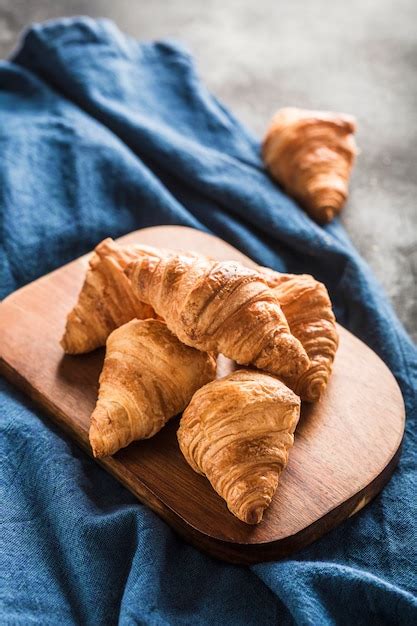 Croissants Franceses Reci N Horneados En Una Tabla De Madera Sobre Una