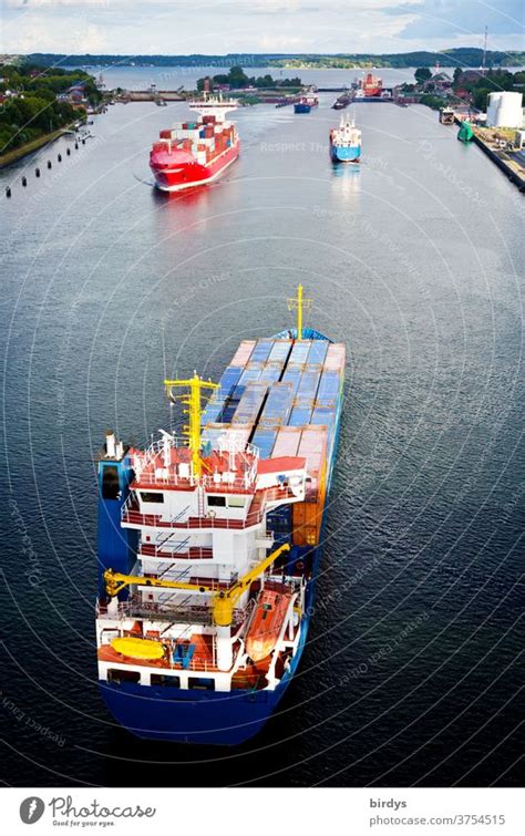 Containerschiffe Und Frachtschiffe Im Nord Ostseekanal An Der Schleuse