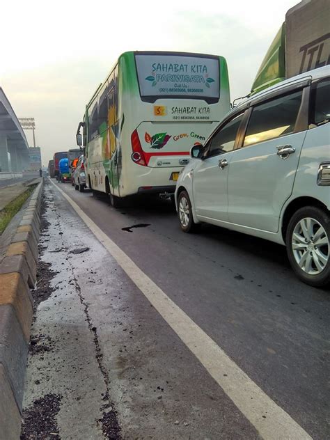 Kondisi Tol Jakarta Cikampek Macet Total Lantaran Truk Terguling