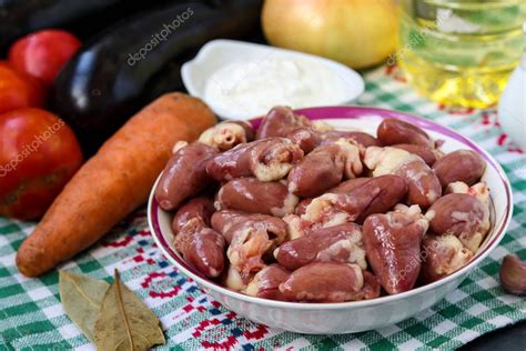 Corazones Y Verduras De Pollo Crudos Zanahorias Berenjenas Tomates Y