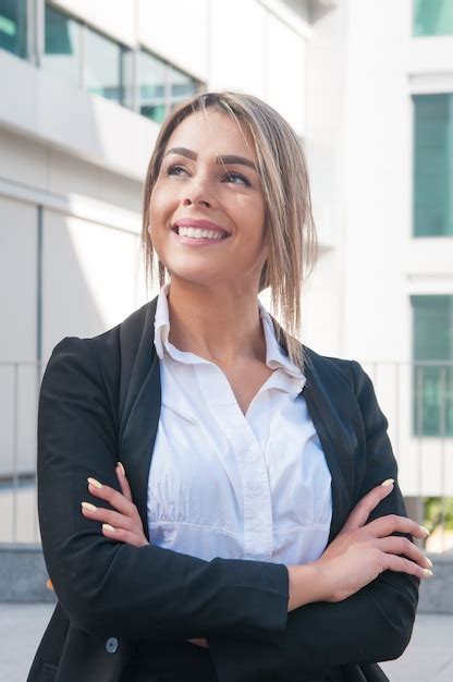 Mujer De Negocios Feliz De Pie Al Aire Libre Foto Gratis