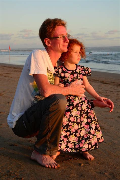 Petite Fille Rousse Mignonne Heureuse Sur La Plage De Bali Coucher Du