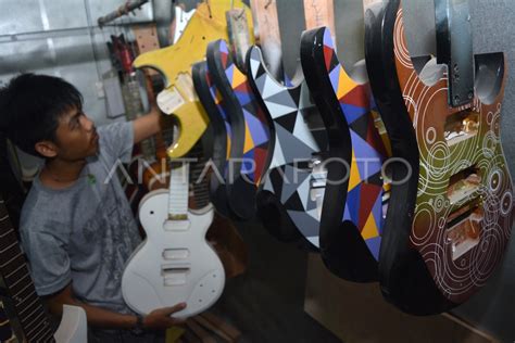 KERAJINAN GITAR RICK HANES ANTARA Foto