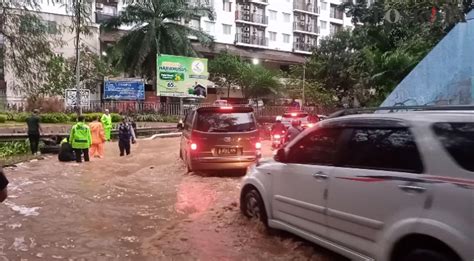 Diguyur Hujan Deras Akses Kolong Fly Over Jalan Ahmad Yani Bekasi