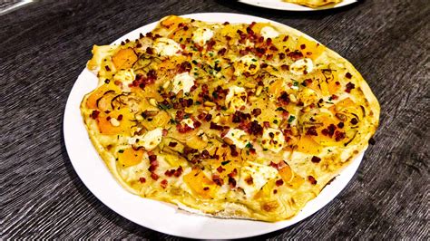 Rezept für Flammkuchen mit Kürbis Ziegenkäse Birnen und Speck