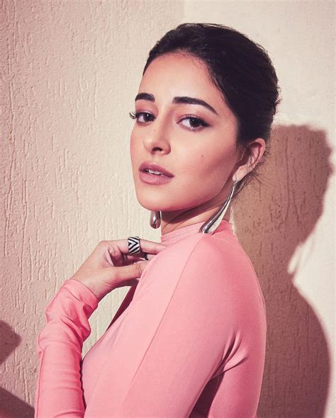 Ananya Pandey Photo पिंक ड्रेस में अनन्या पांडे ने फ्लॉन्ट किया सेक्सी फिगर तस्वीरों ने