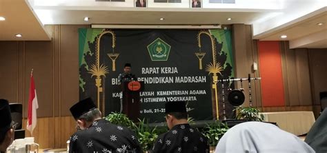 Kepala Tu Mtsn 1 Bantul Ikuti Pembahasan Tipologi Madrasah Jogja