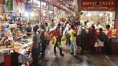 10 Best Fashion Street Shopping Places In Mumbai