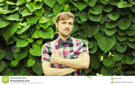 El Hombre Joven Muestra Los Pulgares Para Arriba Foto De Archivo