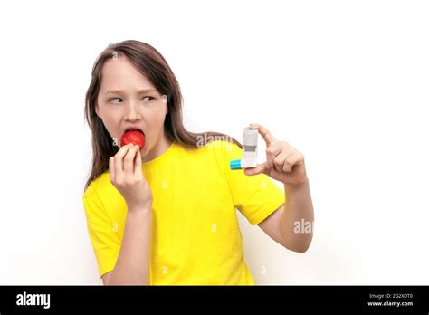 Une Fille De Ans Tient Des Fraises Dans Ses Mains Et Regarde L