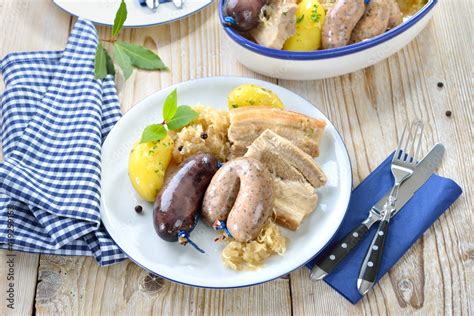 Bayerische Schlachtplatte Mit Blut Und Leberwurst Wammerl Sauerkraut