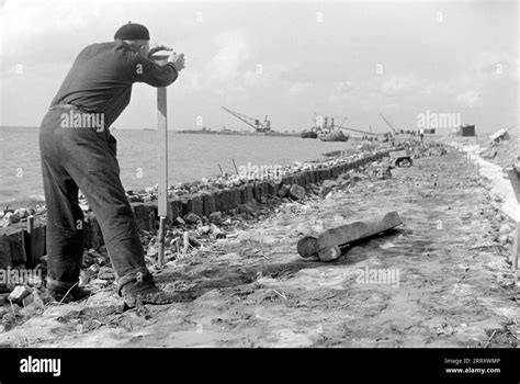 1950s Construction Worker Black And White Stock Photos And Images Alamy