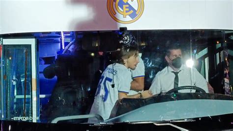 Modric Y El Conductor Del Autobús Del Real Madrid En La Fiesta En