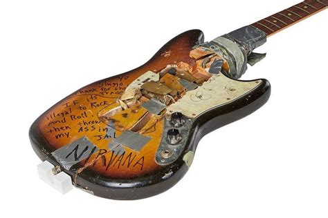 Kurt Cobain Subastaron En Una Cifra Millonaria La Ltima Guitarra Que Toc