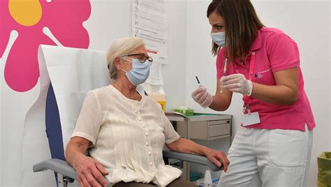 Vaccini Dopo Sei Mesi Lefficacia Cala Al Cosa Rischia Chi Aspetta