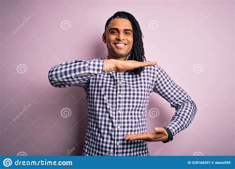 Joven Y Guapo Afro Americano Africano Hombre Con Rastas Usando Camisa