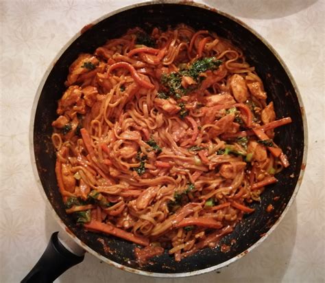 Sticky Peanut Chicken Stir Fry Bunch