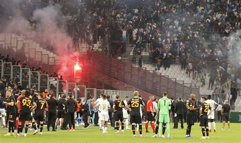 Fogos De Artif Cios No Campo Jogo Entre Olympique De Marselha E