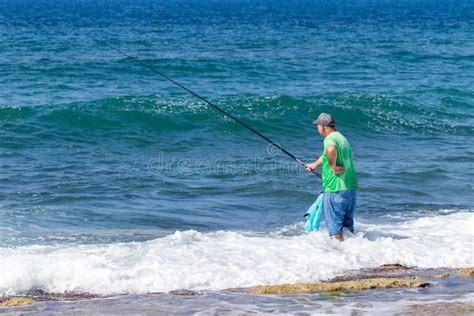 El Pescador Est Pescando En La Orilla Del Mar Mediterr Neo Imagen De