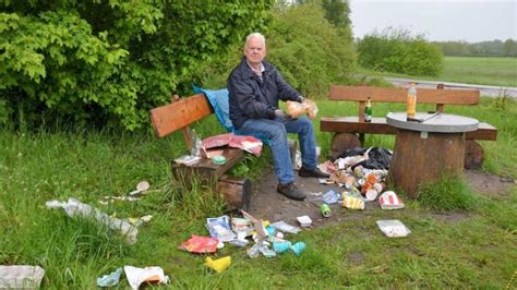 Viel Müll am Picknickplatz und Grafitti auf Bänken am Stichkanal NOZ