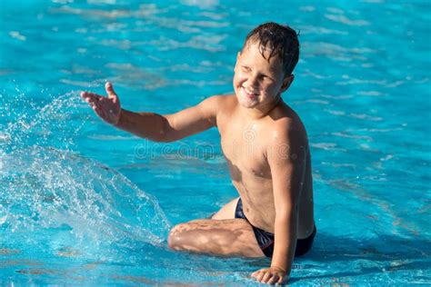 Le Gar On Nage Avec Une Claboussure Dans Le Parc Aquatique Image Stock