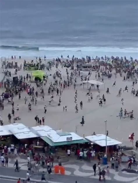 Torcedores de Fluminense e Boca brigam em Copacabana vídeos