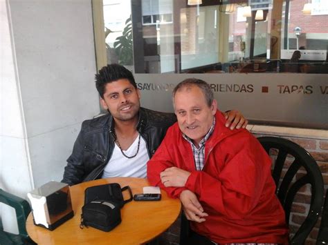 Fototeca De Miguel Esteban Torreblanca Con El Cantante Javo Corazon De