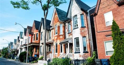 Une Femme De Ans Vend Une Maison Regardez Quand Elle Ouvre La Porte