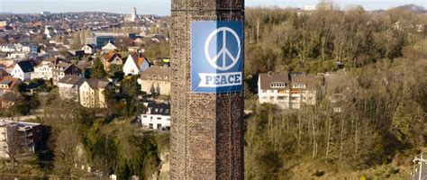 Zeichen für den Frieden Banner in 85 Metern Höhe Elbershallen