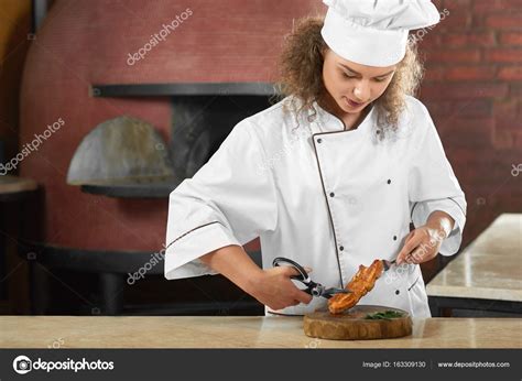 Professionele Chef Kok Snijden Kip Steak Met Schaar — Stockfoto