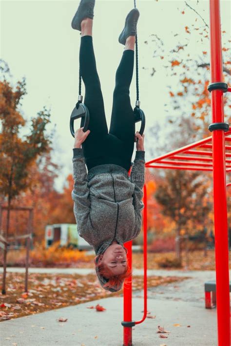 Joven Gimnasta Urbana En Un Patio De Juegos Colgando Boca Abajo En Los