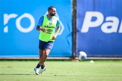 Grêmio bate o martelo sobre futuro de João Pedro Galvão e mais dois no