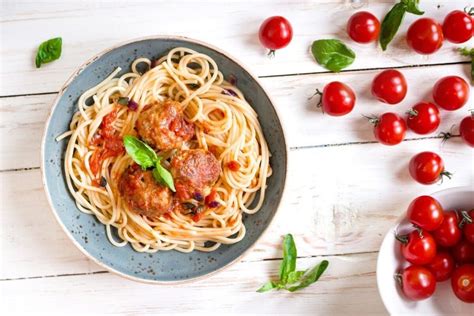 Hackb Llchen In Tomatensauce Mit Spaghetti Und Parmesan