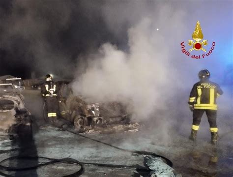 Incendio Nella Notte A Bianz A Fuoco Diverse Auto Foto Tg Vercelli