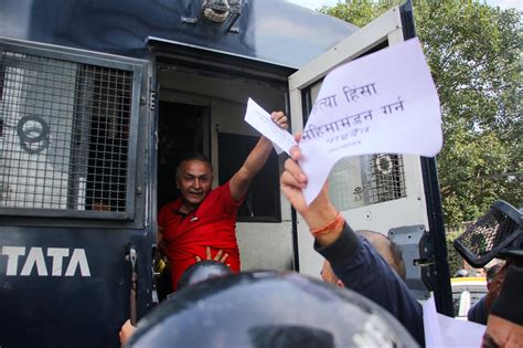 राष्ट्रपति भवन अगाडि विरोध प्रदर्शनको क्रममा १३ जना पक्राउ तस्बिरहरू