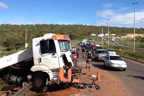 Acidente Entre Carreta ônibus E Carros Deixa Ao Menos 11 Feridos Na Br 070