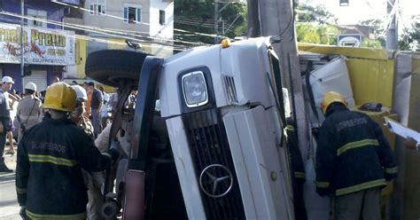 G1 Caminhão bate em poste e três pessoas morrem em Vitória notícias