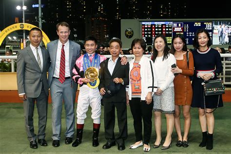 見習騎師巫顯東取得在香港第七十場頭馬畢業圖輯 賽馬新聞 香港賽馬會