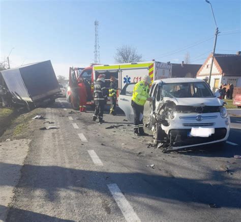 Două femei au ajuns la spital după ce o mașină și o autoutilitară s au