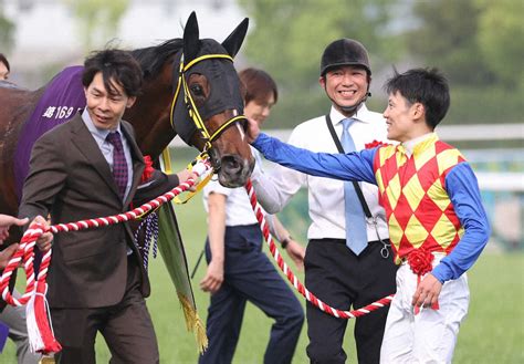 ＜天皇賞・春＞テーオーロイヤルをなでる菱田裕二騎手（右）（撮影・亀井 直樹） ― スポニチ Sponichi Annex ギャンブル