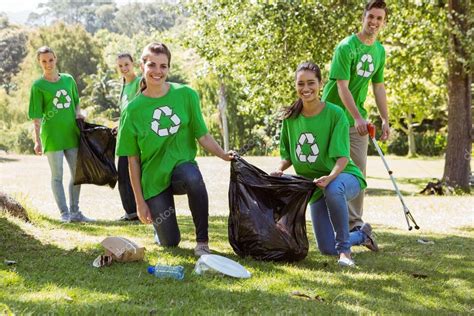 Activistas Ambientales Recogiendo Basura Foto De Stock