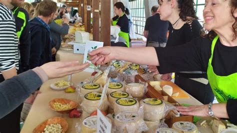 El queso y los productos locales llenan Taramundi La Nueva España