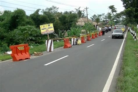 Bahu Jalan Provinsi Amblas Polisi Terapkan Sistem Buka Tutup ANTARA News