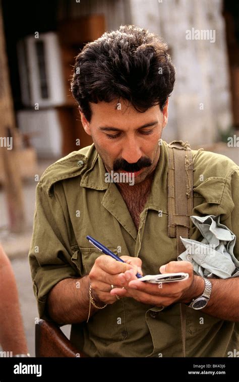 Un soldado de las Fuerzas de Defensa israelíes Israel está tomando