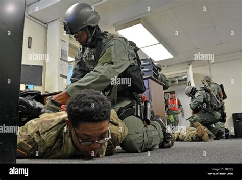 Fort Shafter Hawaii Members Of The Special Reaction Team Srt 39th