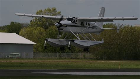 Mk Iii Beaver On Wipline 6100 Amphibious Floats Making A Runway Landing