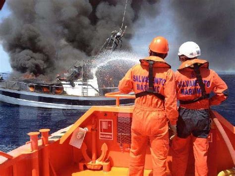 Actuación de los bomberos en los buques Fundación Exponav en Ferrol