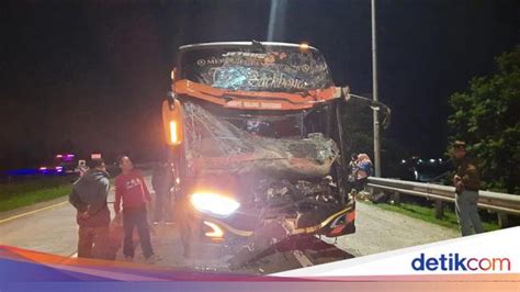 Sopir Ngantuk Bus Tabrak Truk Di Tol Jombang 4 Penumpang Luka